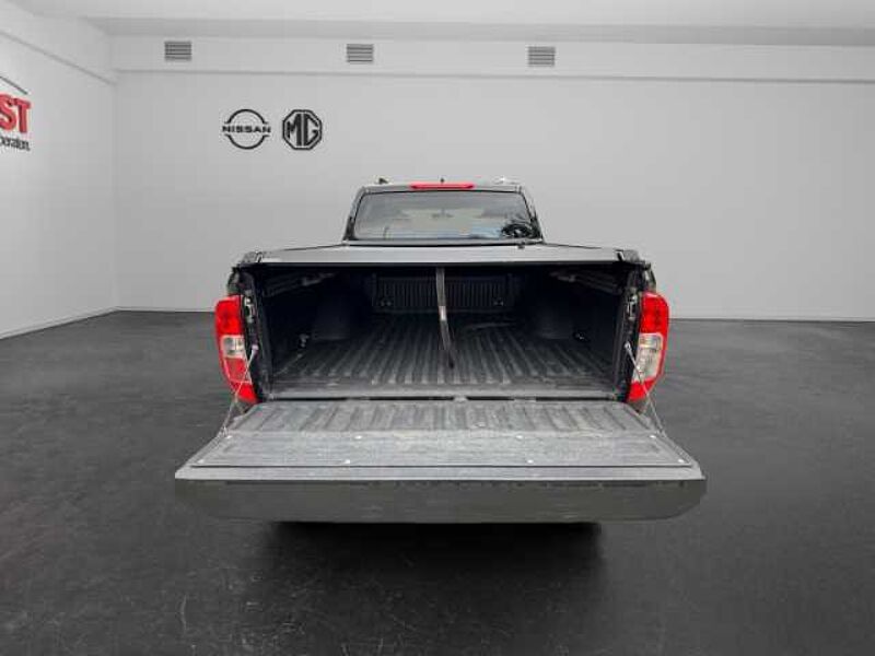 Nissan Navara N-Guard Double Cab 4x4 AHK Navi AVM KCN-Beschichtung Tesser 4x4 Rollverdeck